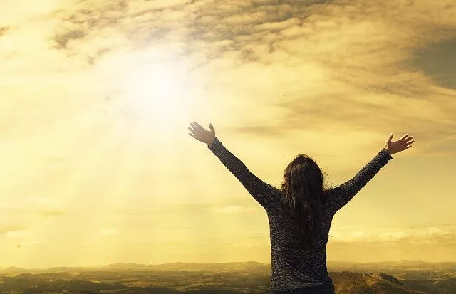 le bien-être d'une personne devant un beau ciel.