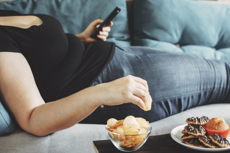 Personne victime d'une faim émotionnelle. Elle ne ne peut pas s'empêcher de grgnotter.